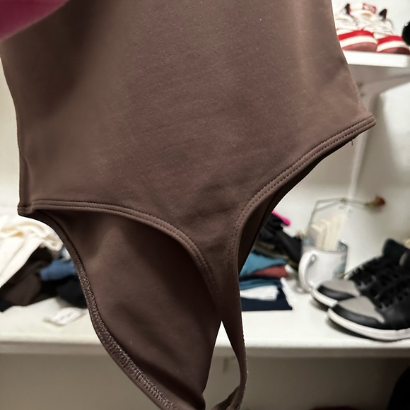 Aritzia Babaton Contour Square neck Bodysuit - Picture 2 of 3
